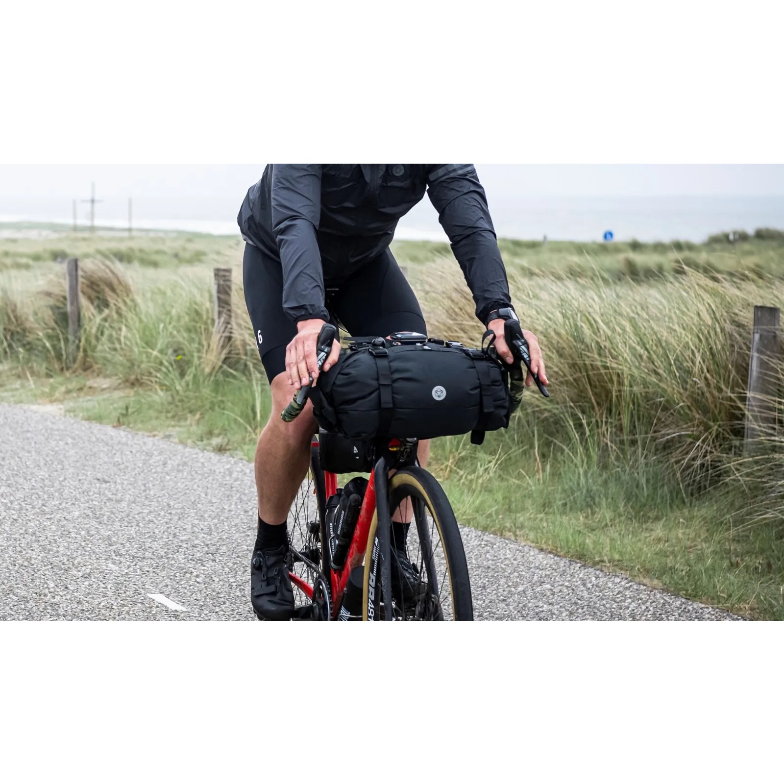 bolsa-manillar-bici-carretera-535wuy-1.jpg AGU Bolsa Manillar Venture 17L negro | BIKE24 - Imagen 1