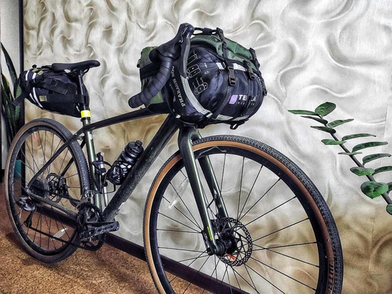 bolsa-manillar-bicicleta-965myu-1.jpg Bolsa para manillar de bicicleta, impermeable, para bikepacking, montaje frontal, para tienda de campaña y almacenamiento de sacos de dormir. Etsy España - Imagen 1