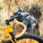 Old Man Mountain Manzanita Cradle – Sacoche guidon bikepacking avec support Gris antracita / 11 L
