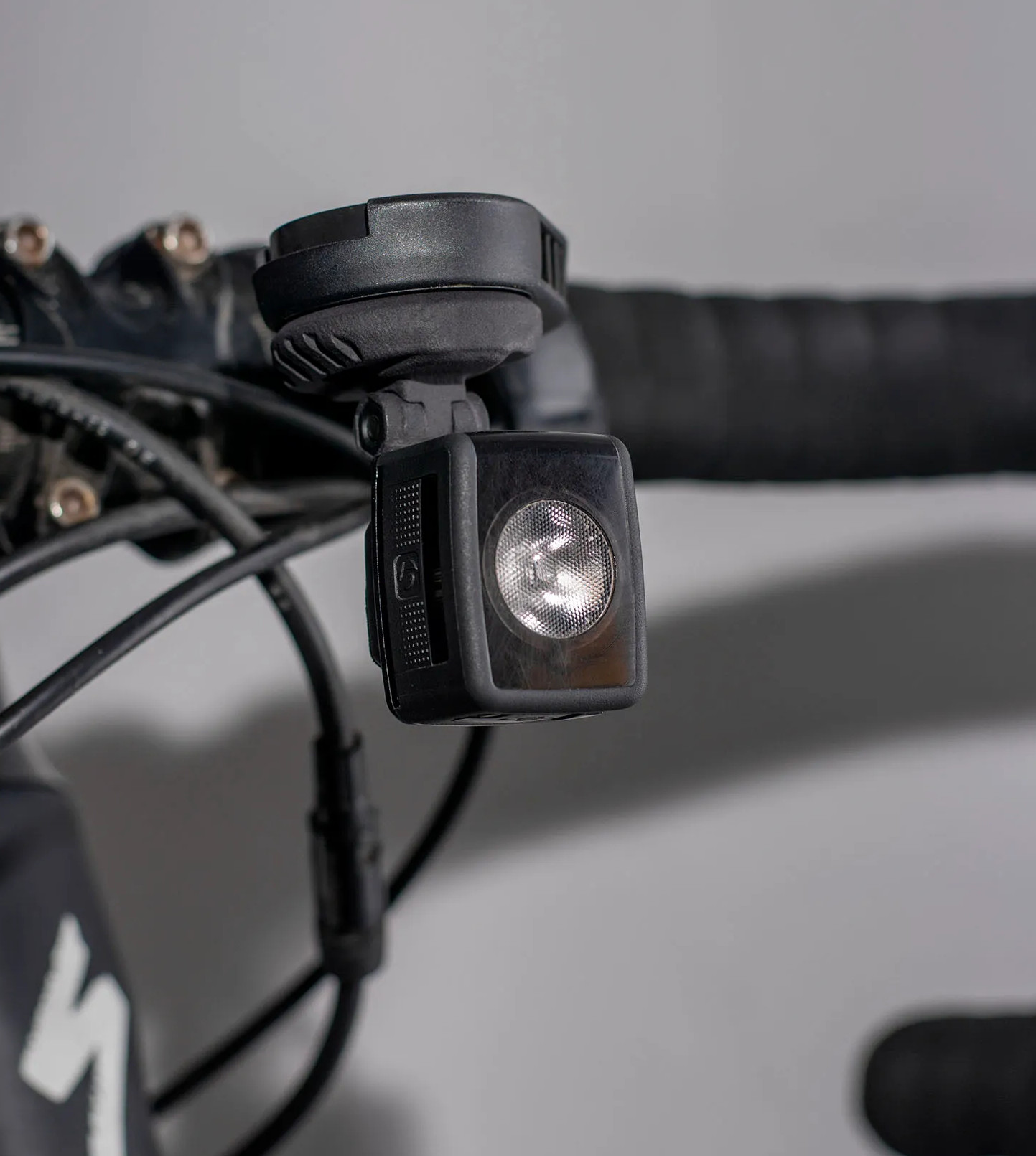 luz-bontrager-delantera-550zyp-1.jpg Luz Bontrager ION 200 RT + Soporte 1/4 de vuelta - Imagen 1