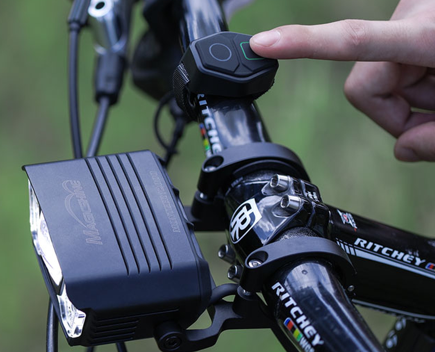 luz-para-bicicleta-potente-495pmn-1.jpg Magicshine Monteer 12000, llega la monstruosa luz de 12.000 lúmenes - Imagen 1