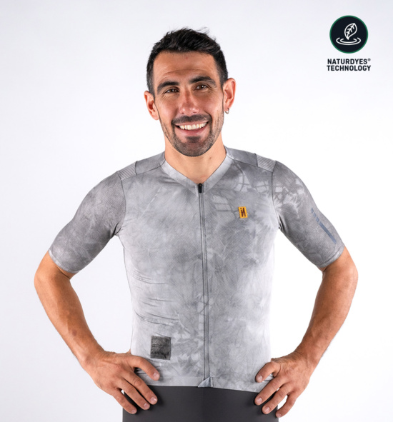 maillot-manga-corta-574kee-1.jpg Maillot manga corta SYMBIOSIS EDEN DARK GREY (HOMBRE) - Imagen 1
