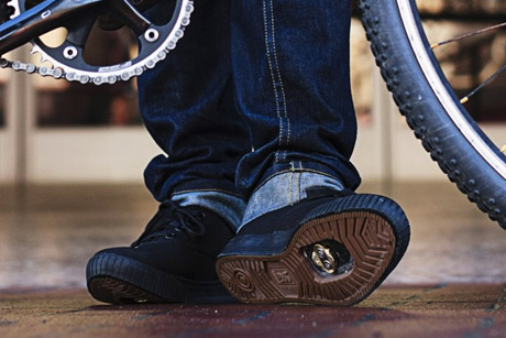 zapatillas-con-calas-155rha-1.jpg ZAPATILLAS PARA USO URBANO Y MTB CHROME TRUK PRO - Imagen 1